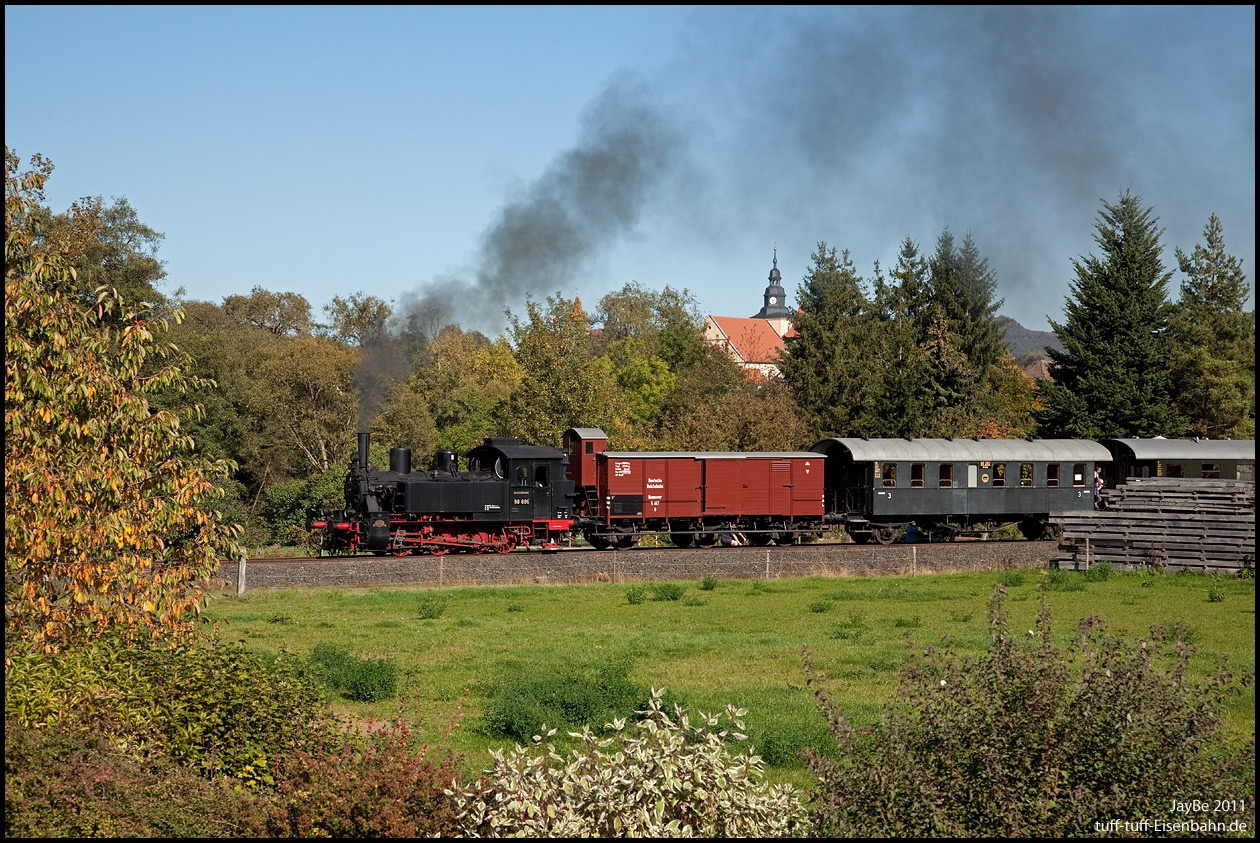 Anfang Oktober 2011 verlässt dieser Zug Ostheim in Richtung Fladungen